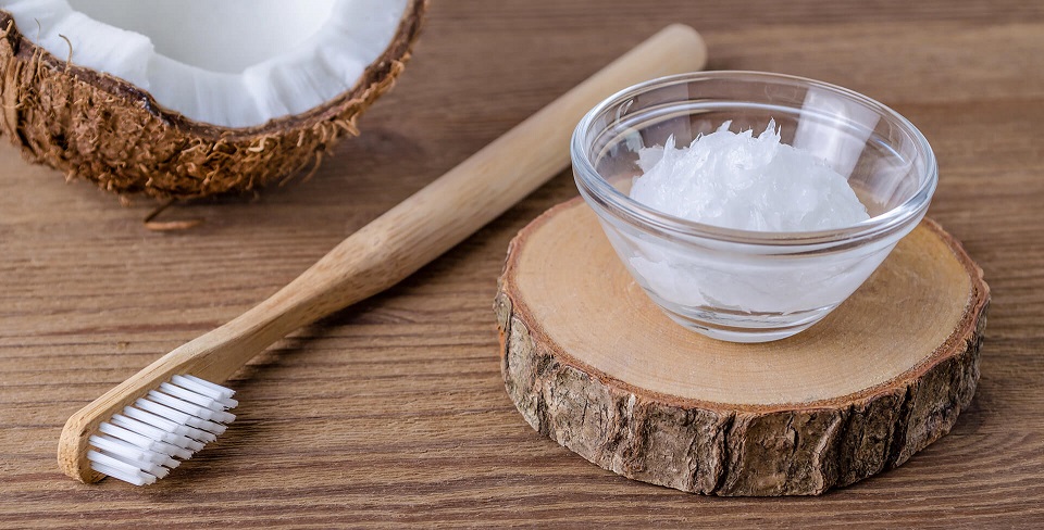 Dentesoleo-de-coco-como-creme-dental.jpg